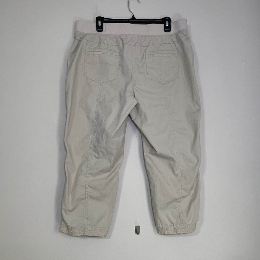 Women's Size 14 Chico's Cream Color Cargo Capris - Picture 11 of 14
